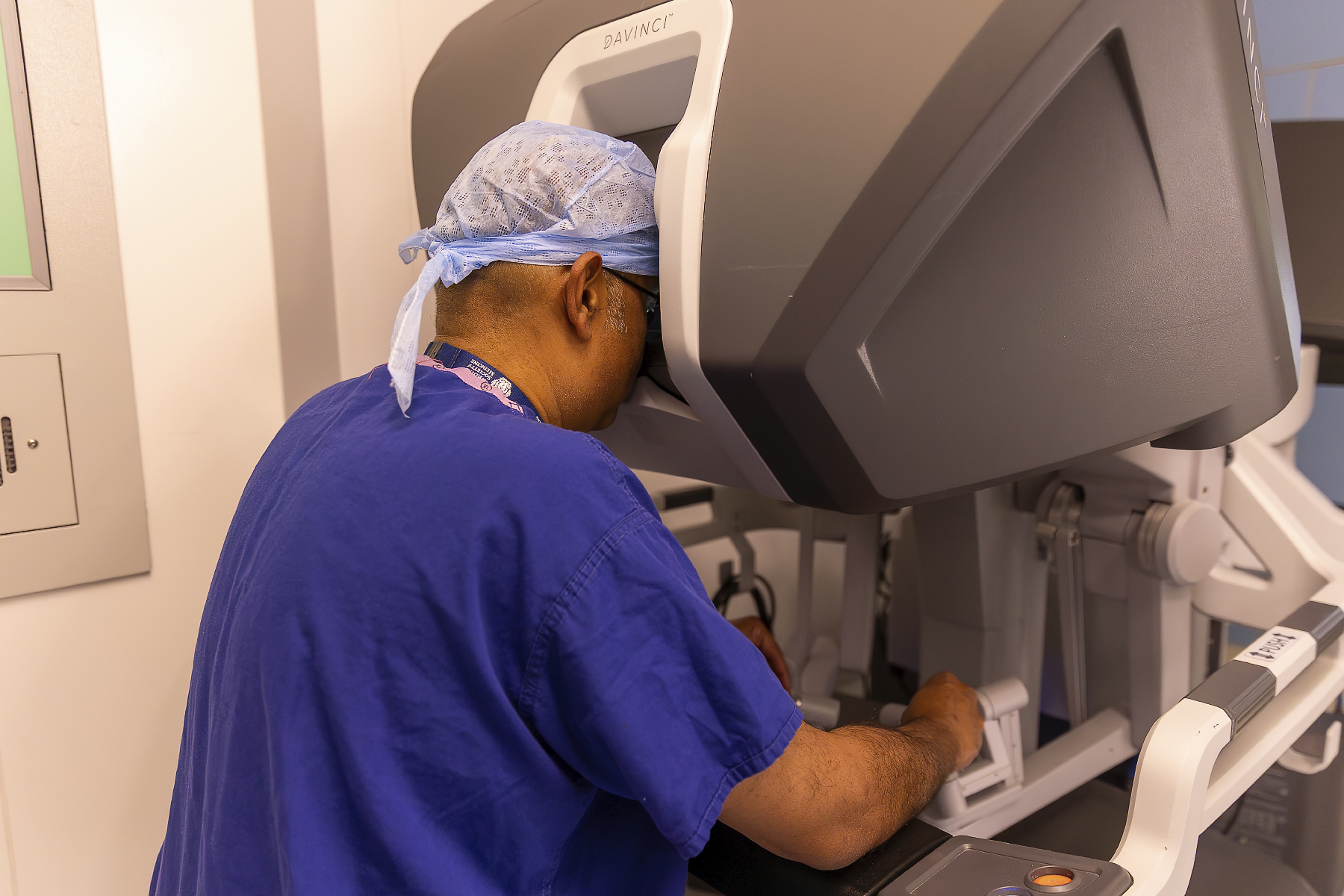 Mr Shiyam Nizar, using Robotic-Assisted DaVinci for Colorectal & General Surgery - London Bowel Doctor, Frimley, Surrey, London